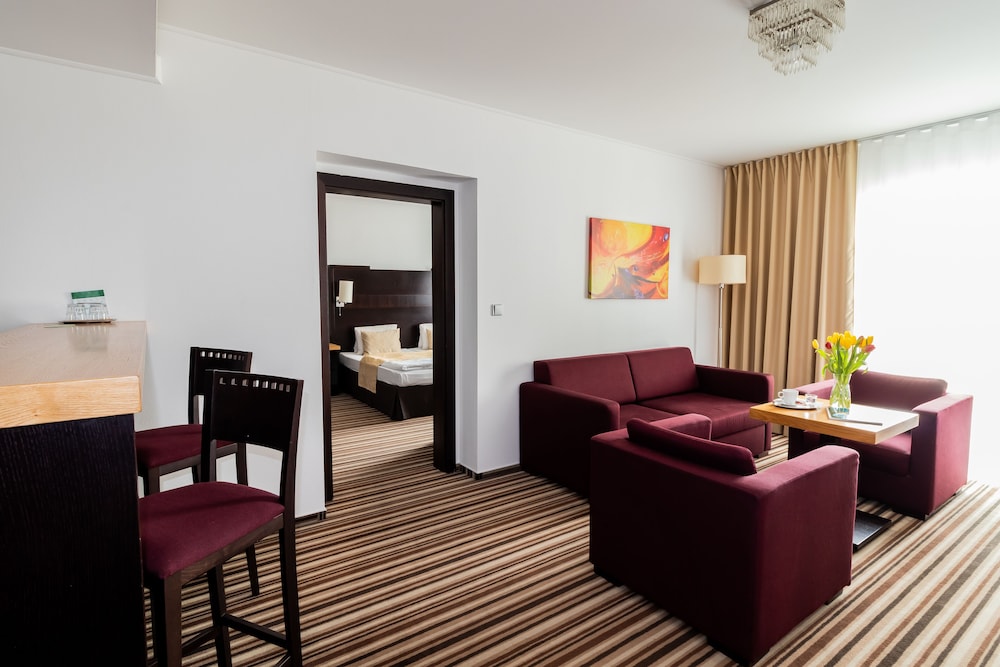Business Suite - Photo 3