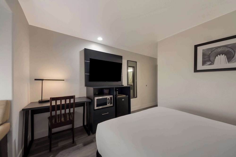 Standard Room, 1 Double Bed, Non Smoking, Refrigerator & Microwave - Photo 4