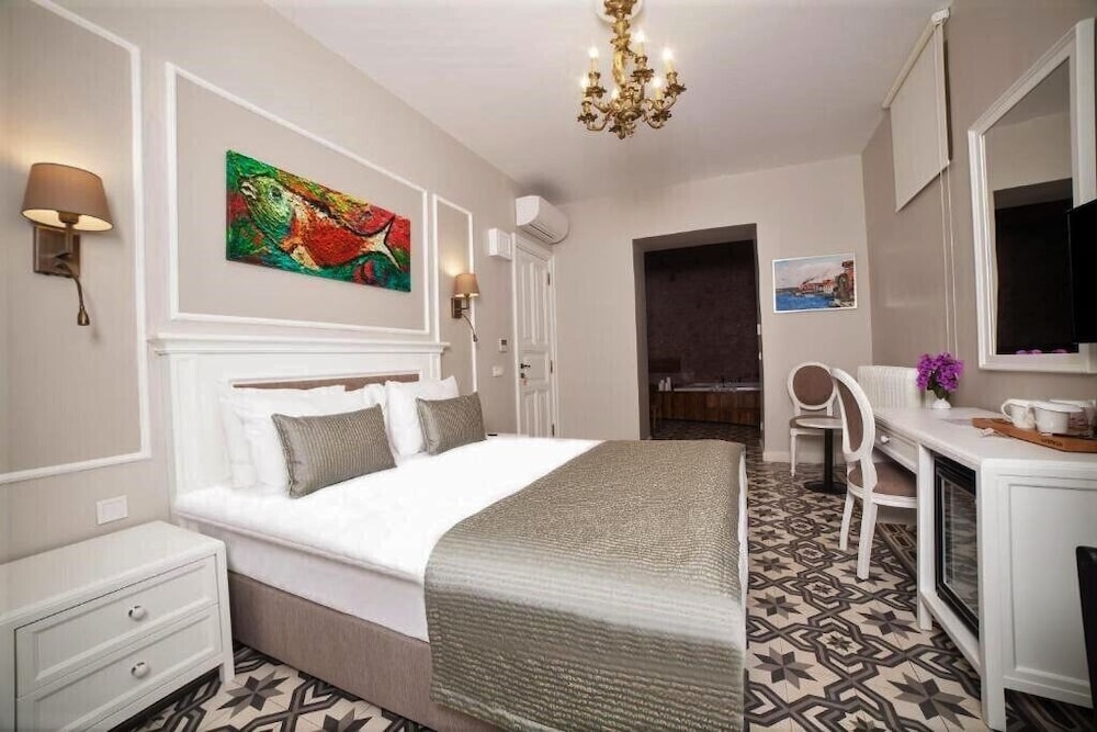 Deluxe Room, Jetted Tub - Photo 1