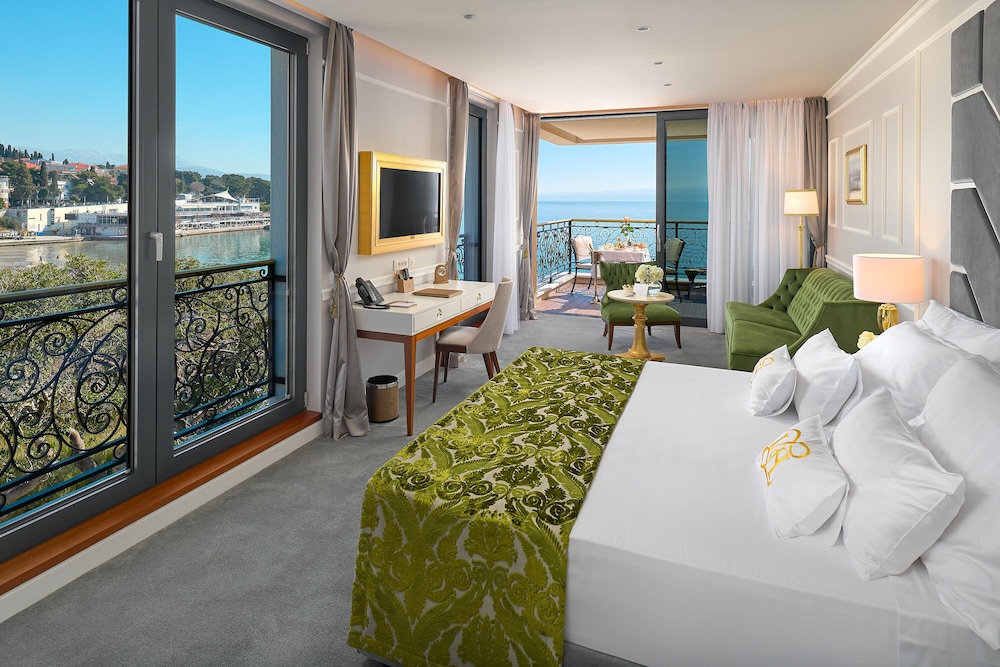 Superior Room, 1 King Bed with Sofa bed, Balcony, Sea front - Photo 9