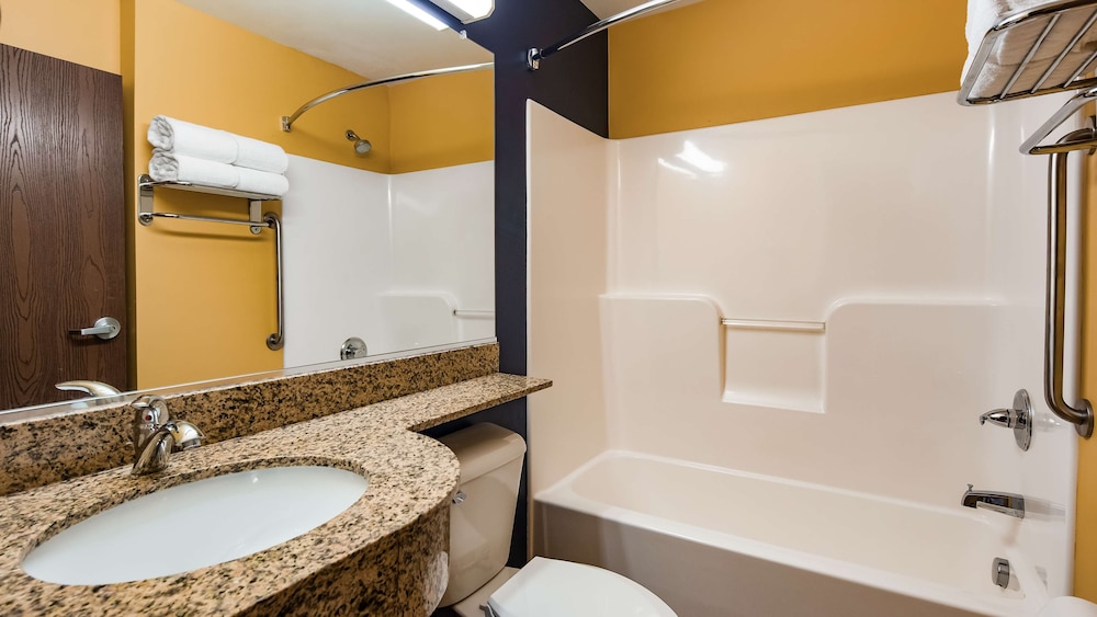 Standard Room, 1 Queen Bed, Accessible, Bathtub (with Sofabed) - Photo 4