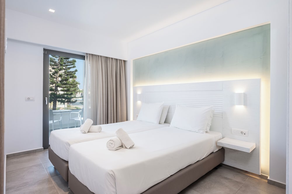 Deluxe Double Room, Pool View photo 3