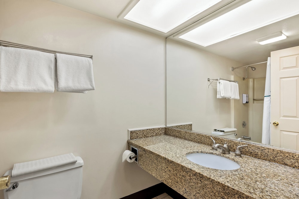 Suite, 1 King Bed, Non Smoking, Kitchenette - Photo 5