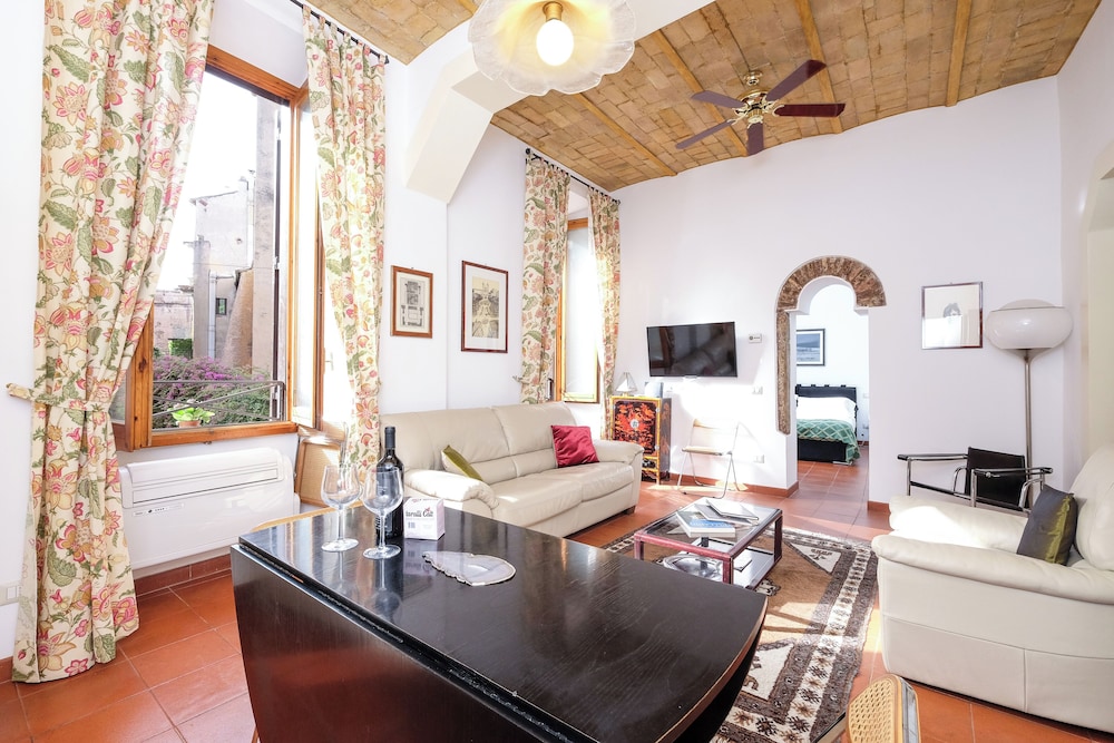 Trastevere Charming Retreat on Cobblestone Street (Vicolo del Bologna 70)