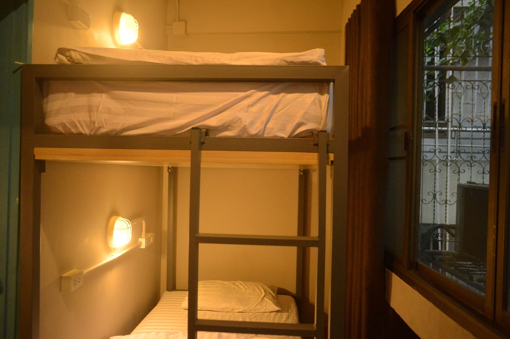 Private Room with Shared Bathroom for 4-pax photo 2