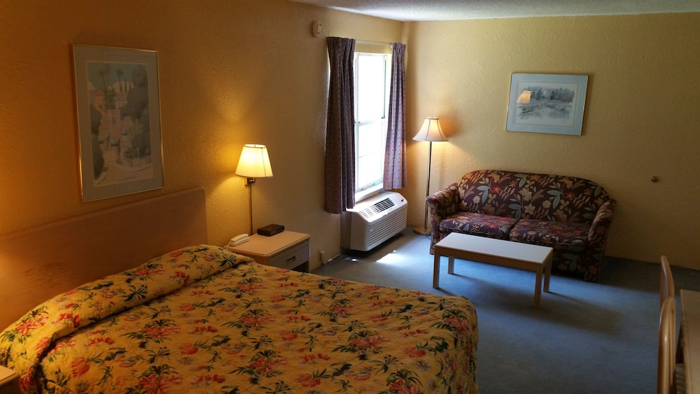 Deluxe Room, 1 Queen Bed, Jetted Tub photo 3