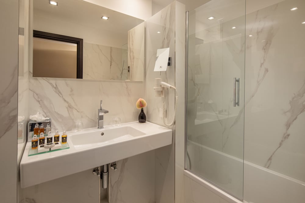 Standard Double Room Single Use thumbnail 6