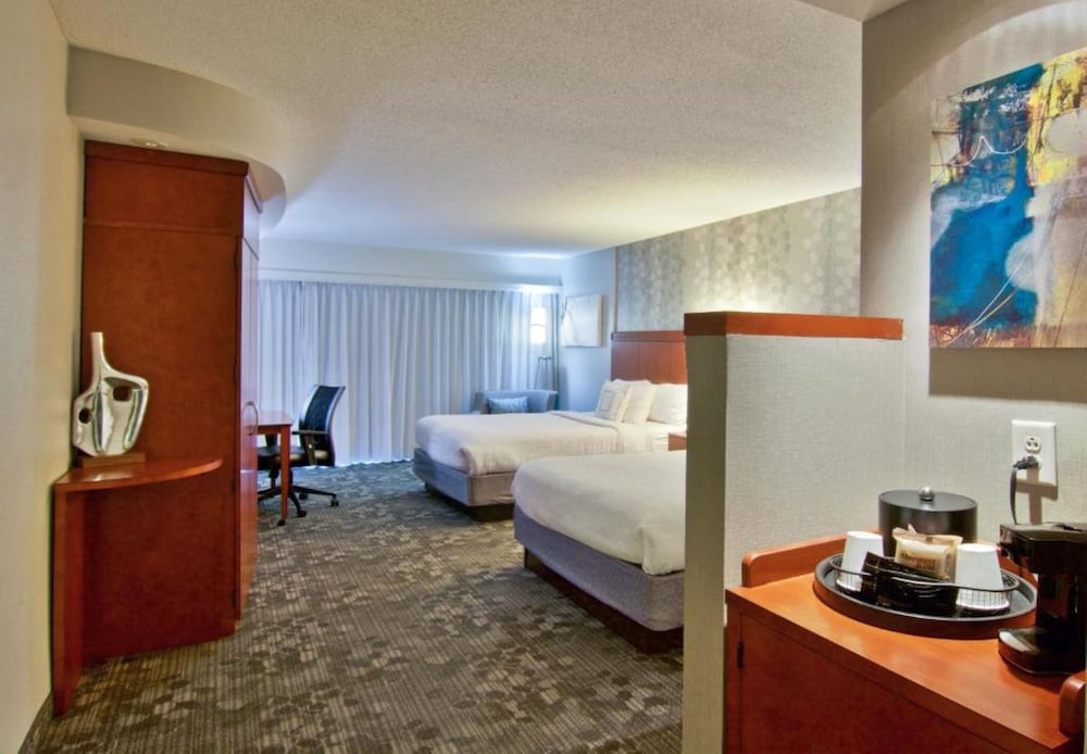 Room, 2 Queen Beds (Mobility/Hearing Access, Roll-In Shwr) photo 2