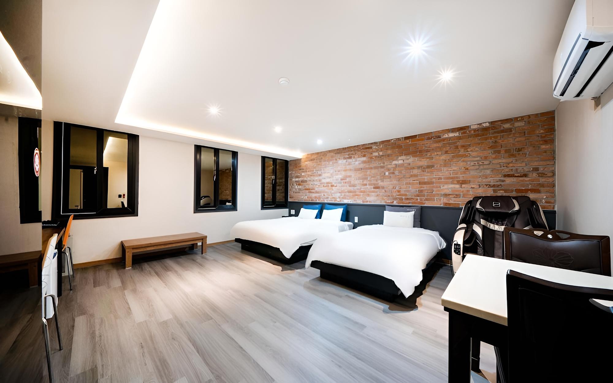 Room (VIP Room-Body Friend Massage Chair (N) - Photo 11
