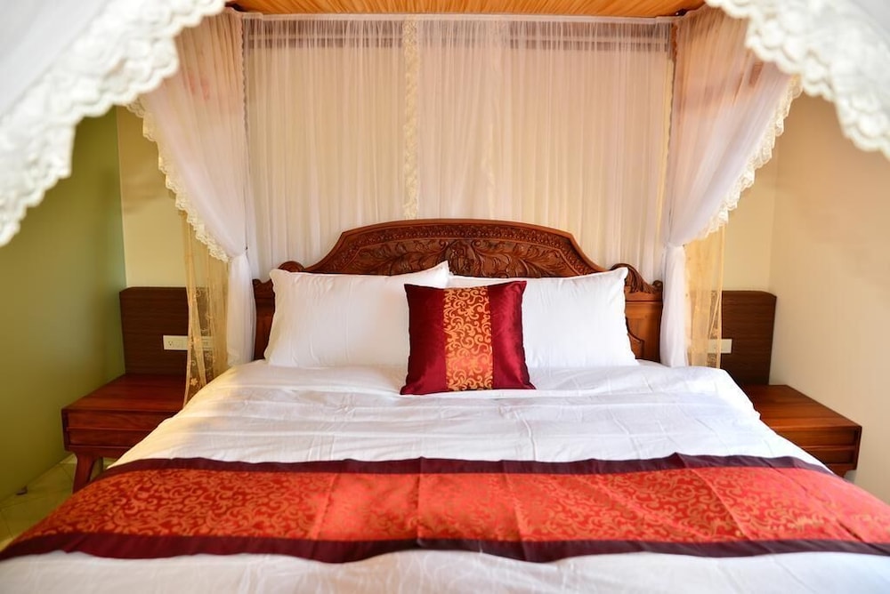 Queen Bed photo 1