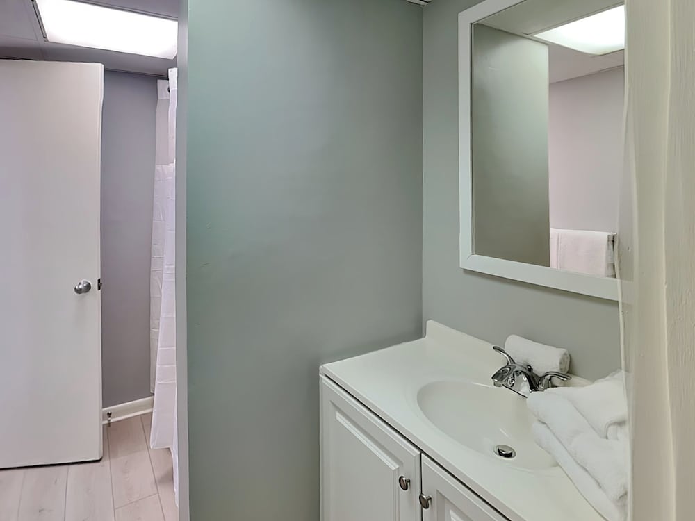 Condo, 1 Queen Bed with Sofa bed, Balcony (#1012 East - No Pets)