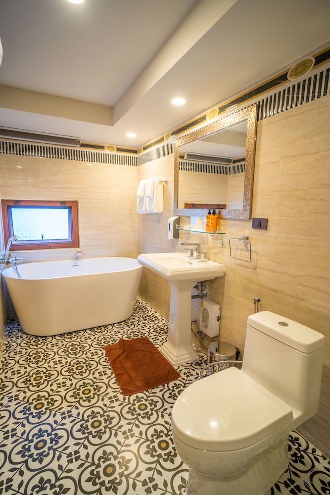 Executive Suite - Photo 3