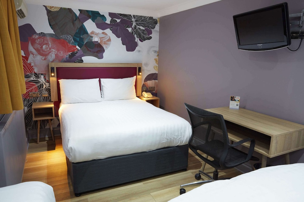 Family Room, 2 Double Beds, Non Smoking photo 1