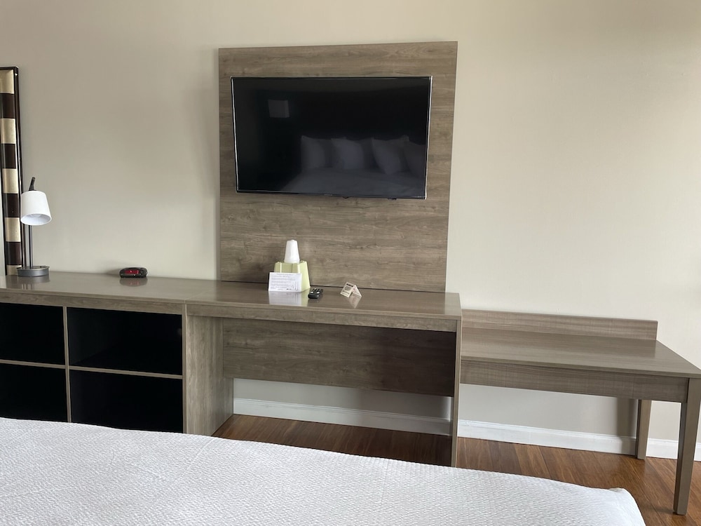 Deluxe Room, 1 King Bed photo 3