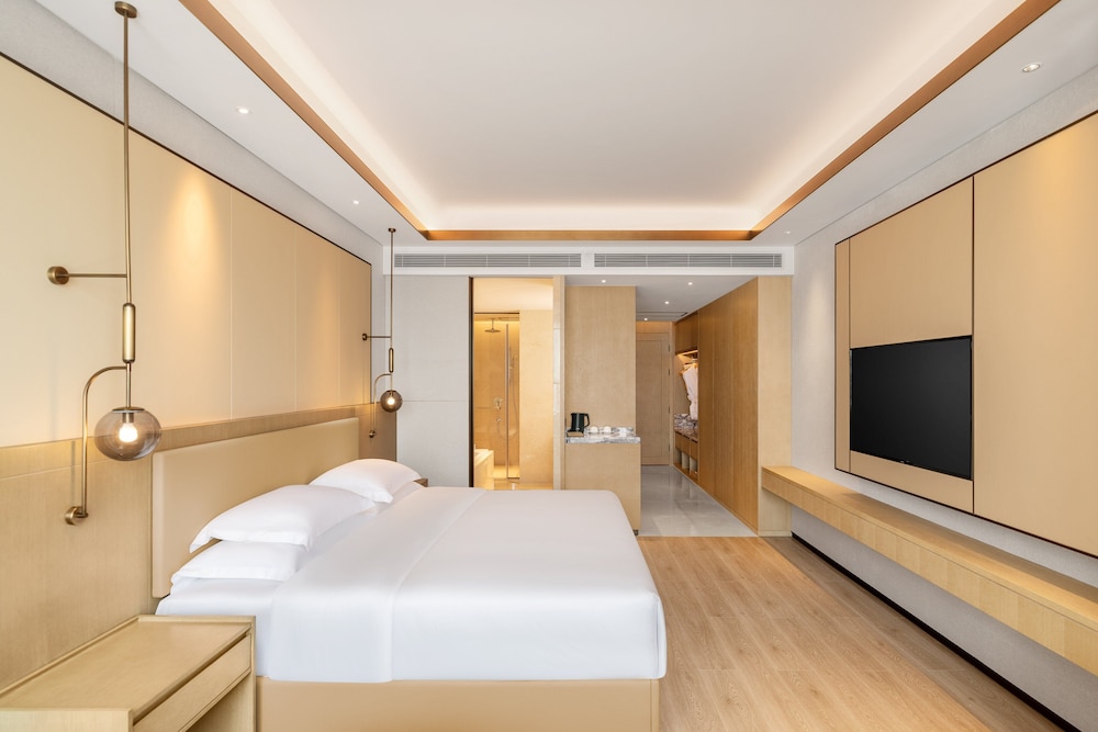 Standard Room, 1 King Bed - Photo 5