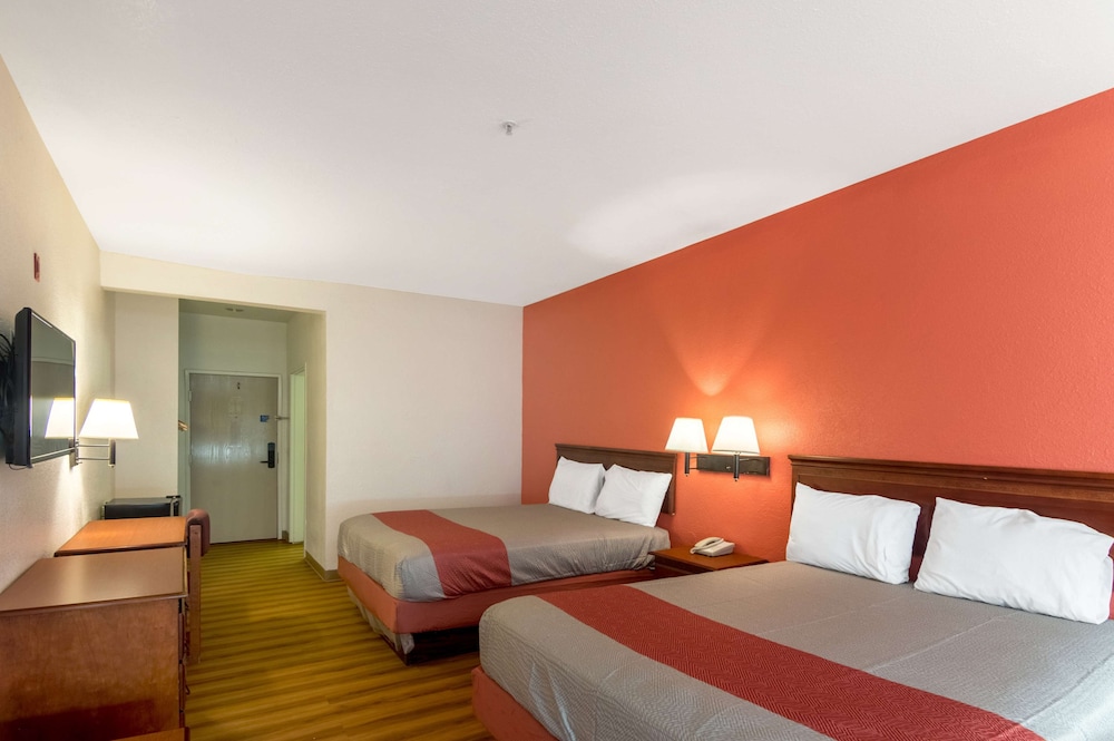 Standard Room, 2 Queen Beds, Smoking - Photo 3