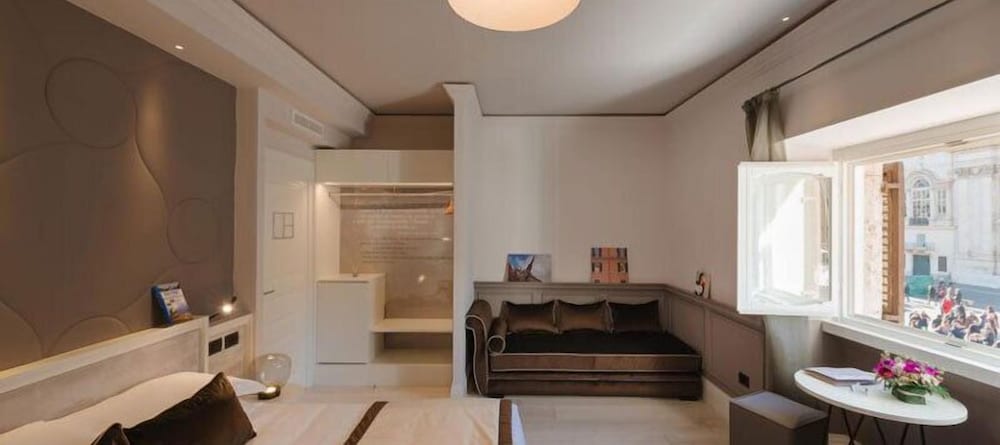 Deluxe Triple Room, Fireplace photo 3