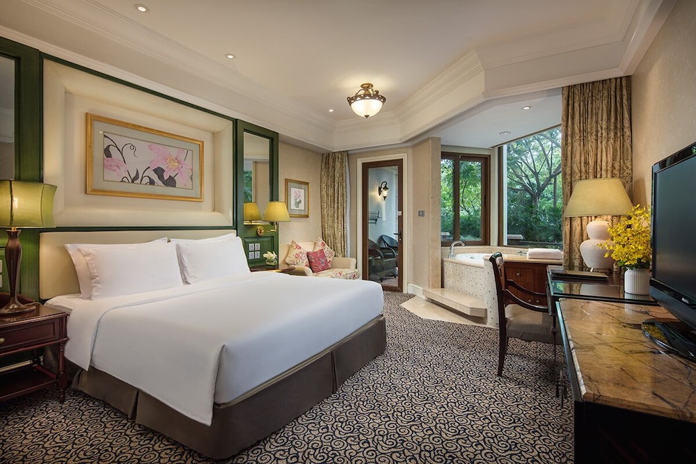 Deluxe Garden View King-size Bed Room