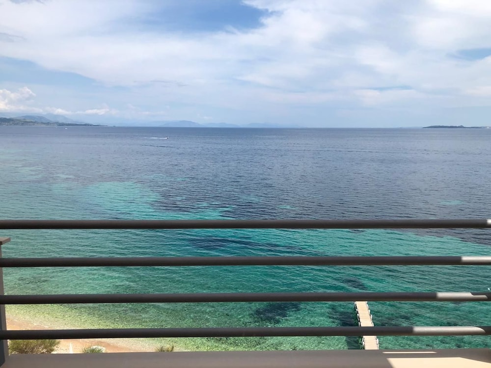 Villa, 4 Bedrooms, Beachfront - Photo 4