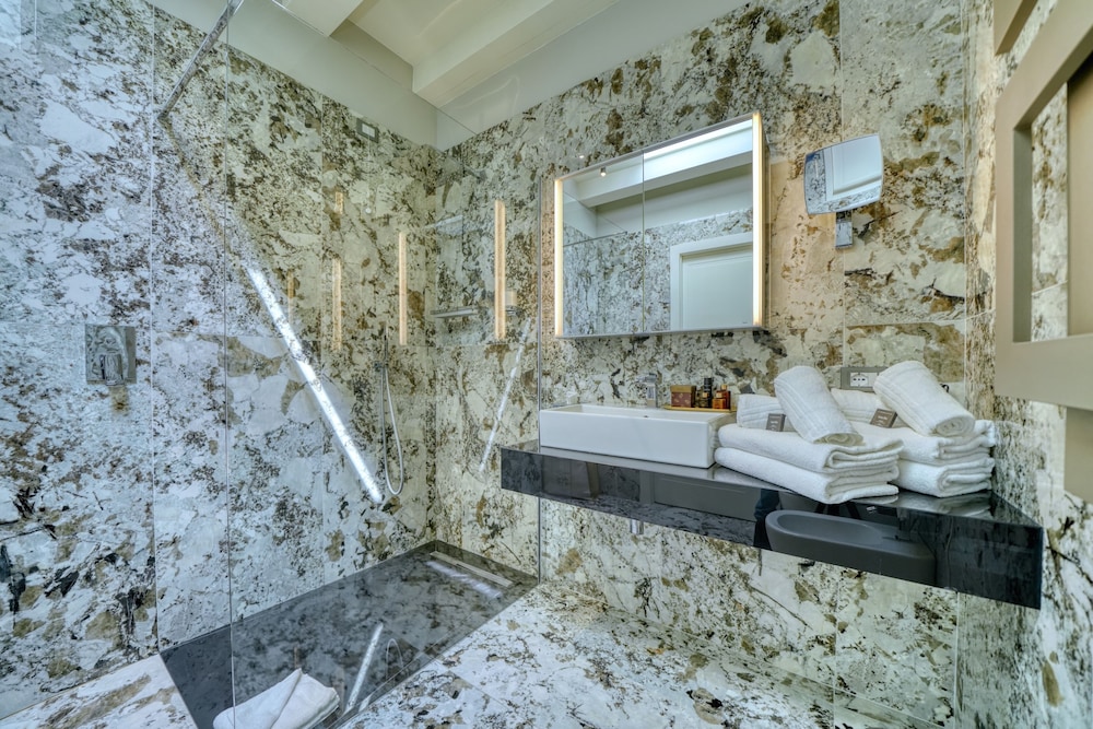 Royal Suite, 1 Bedroom, Hot Tub, Lake View - Photo 16