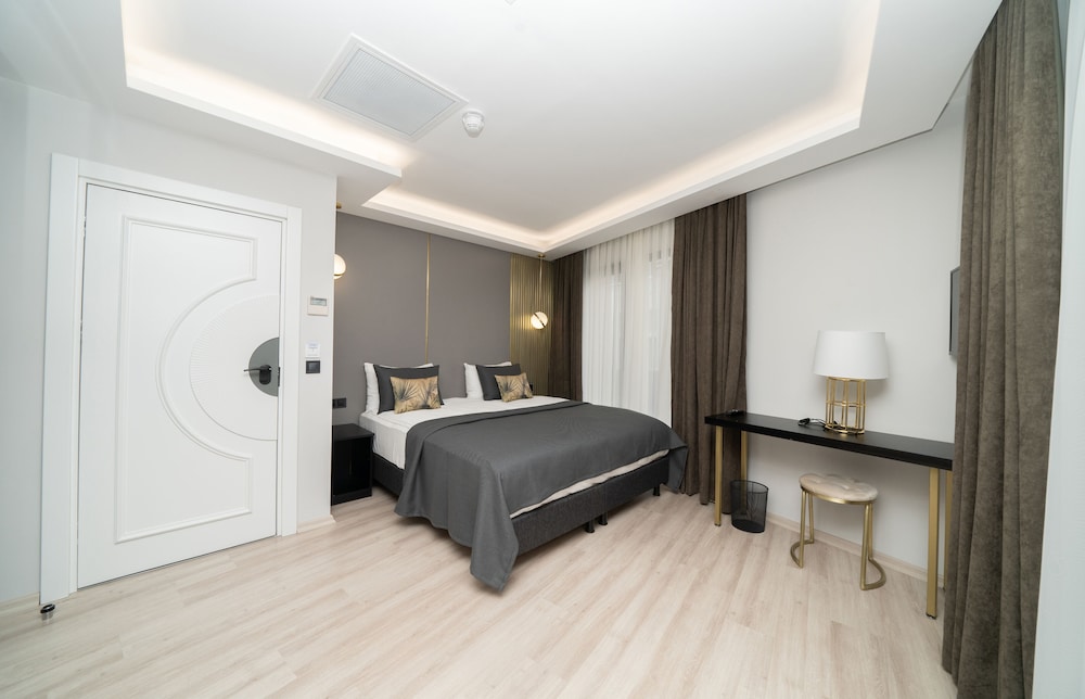 Deluxe Room, 1 Queen Bed, Terrace photo 3