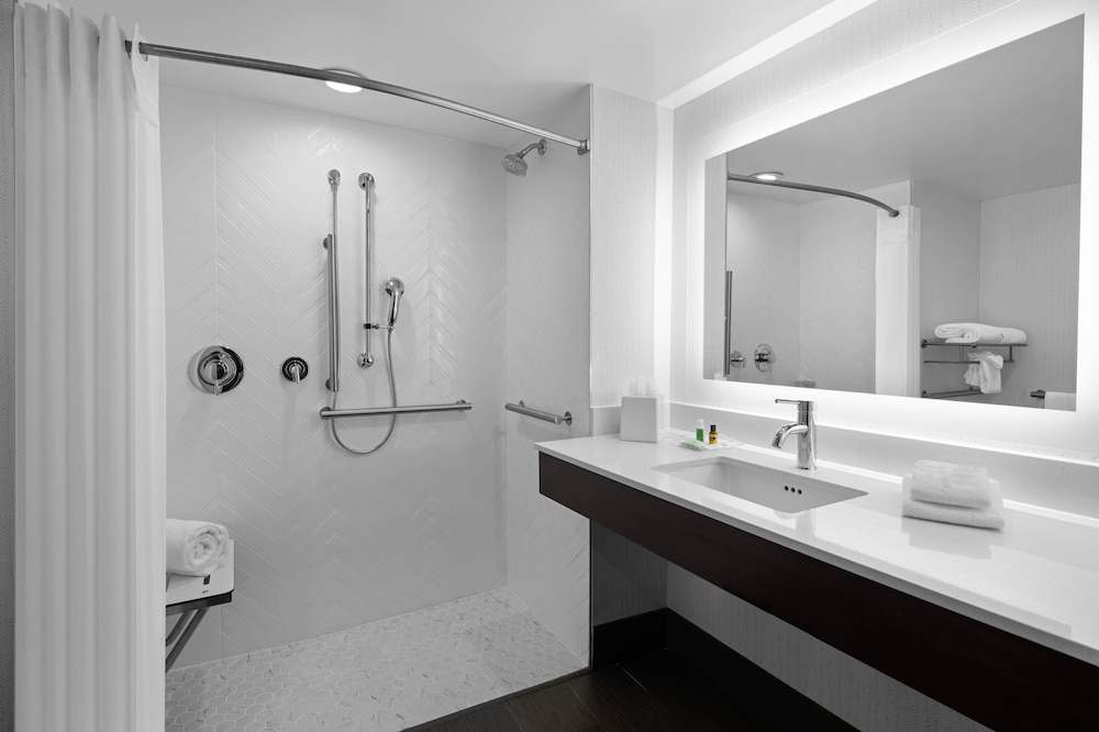Standard Room, 2 Queen Beds, Accessible (Comm, Roll-In Shower) - Photo 5
