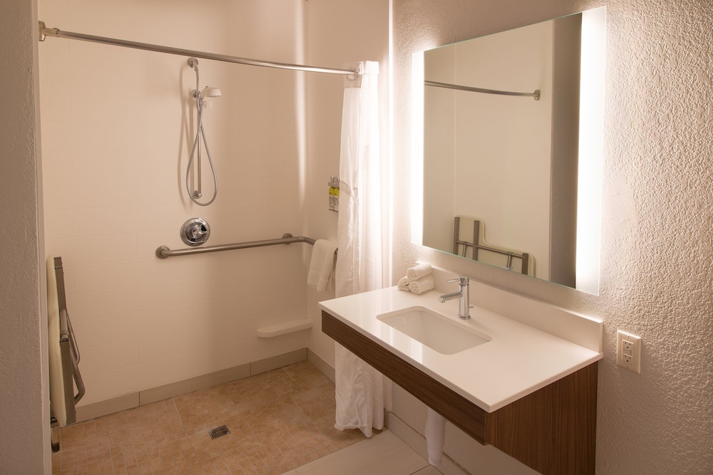 Suite, 1 King Bed, Accessible (Communication, Accessible Tub) - Photo 3