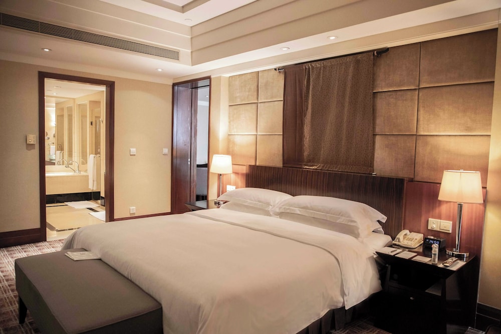 Club Suite, 1 Bedroom, City View - Photo 2