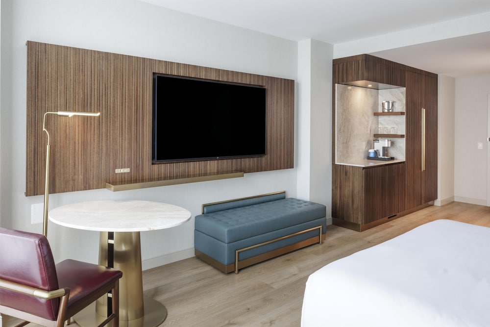 Deluxe Room, 1 King Bed, Accessible - Photo 5