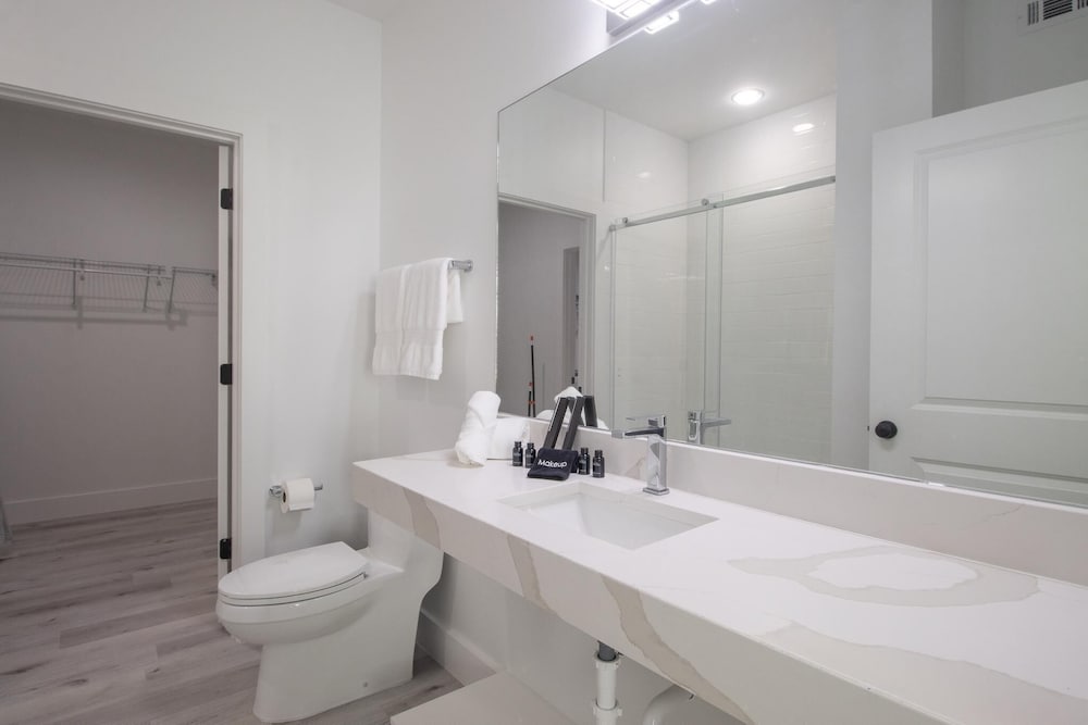 Traditional Condo, 1 King Bed with Sofa bed, Pool Access, River View