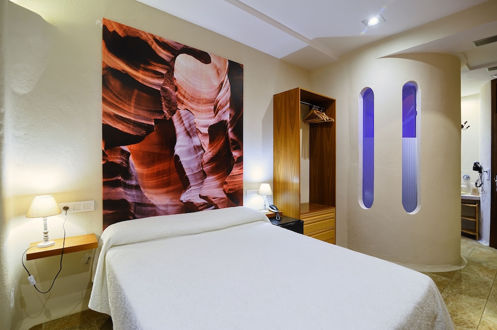 Standard Double Room (Deluxe Interior View) - Photo 6