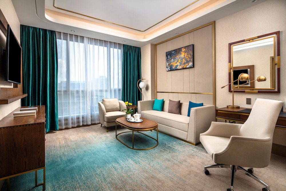 Suite, 1 King Bed, Accessible, Corner (Bathtub) - Photo 3