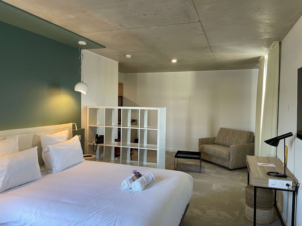 Junior Suite, 1 Queen Bed with Sofa bed - Photo 10