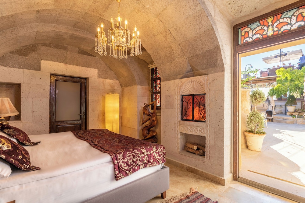 Deluxe Cave Room With Jakuzzi - Photo 12