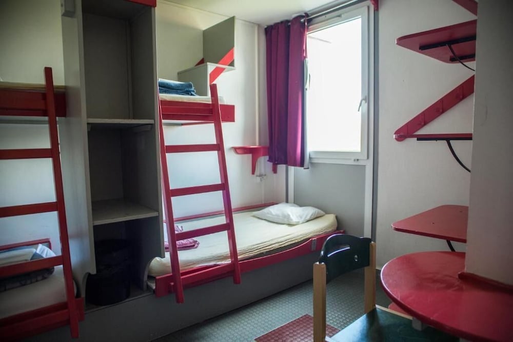 Bed in 9-Bed Male Dormitory Shared Bathroom photo 2