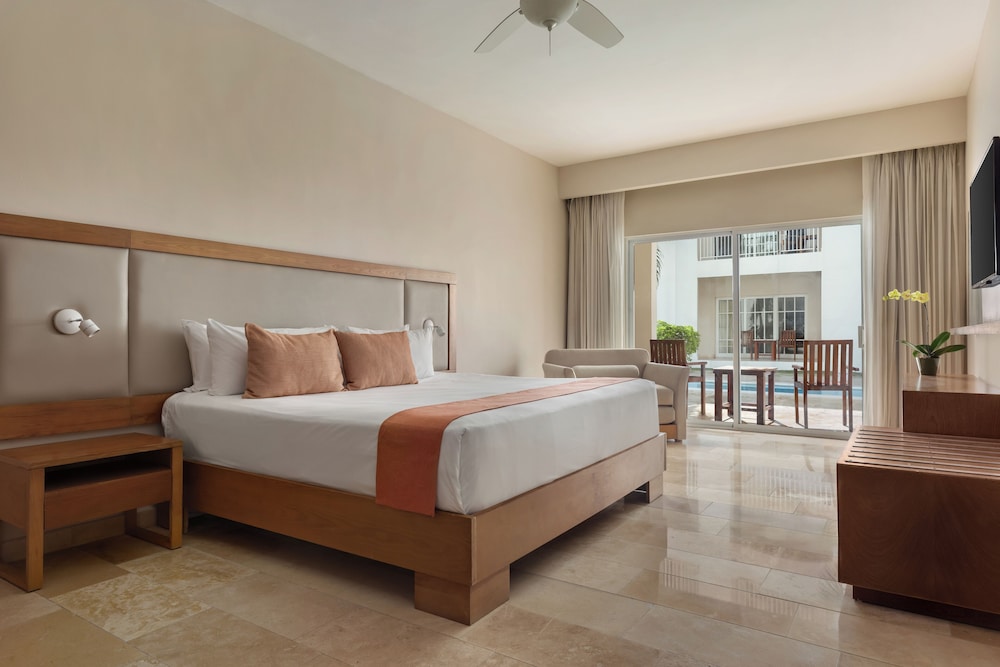 Sun Club Junior Suite Pool Access King