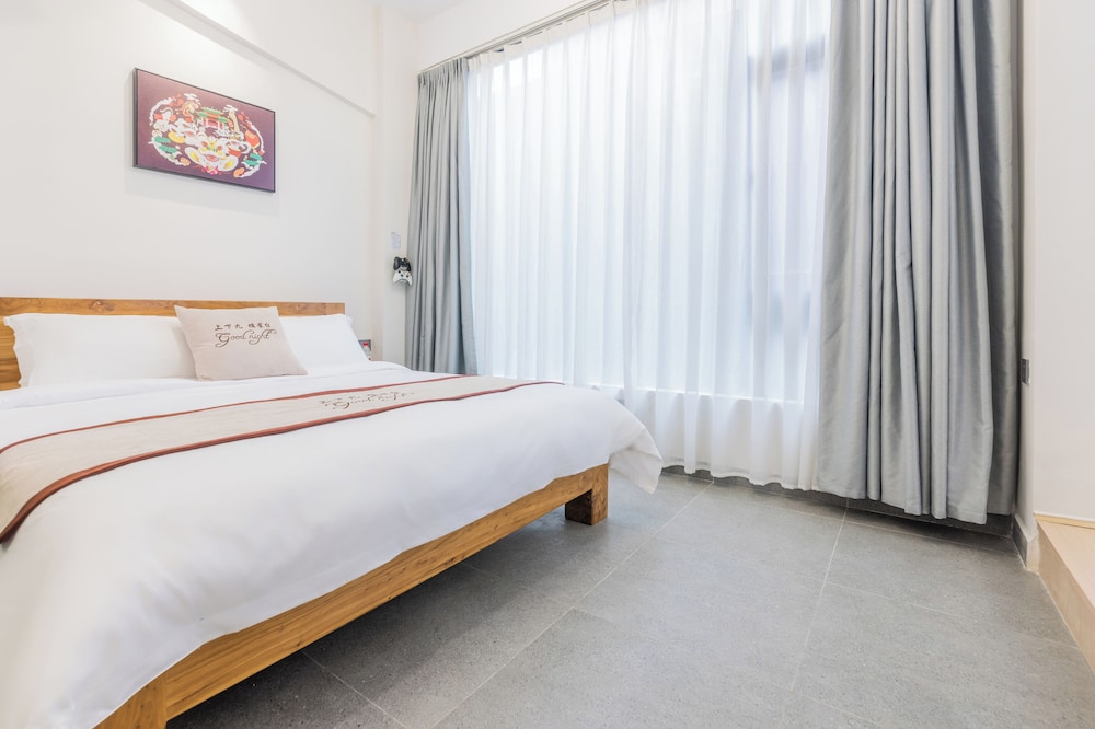 1.8m King Suite (Laser Projector+Standalone Wi-Fi+English-Friendly)