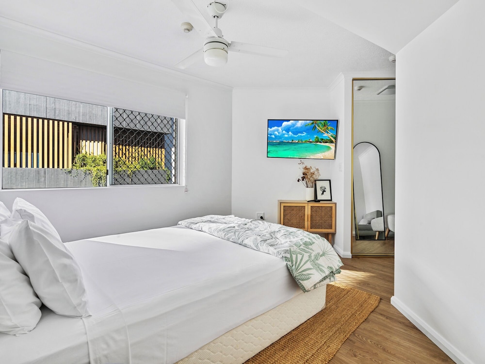 Three Queen Bedroom Family Apartment