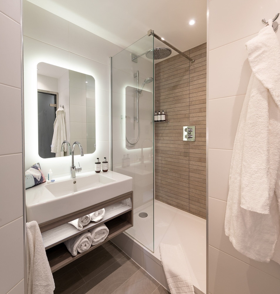 Premium Room, Multiple Beds thumbnail 6