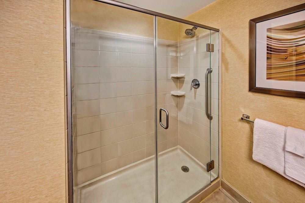 Room, 2 Queen Beds (Mobility/Hearing Accessible, Tub) photo 3