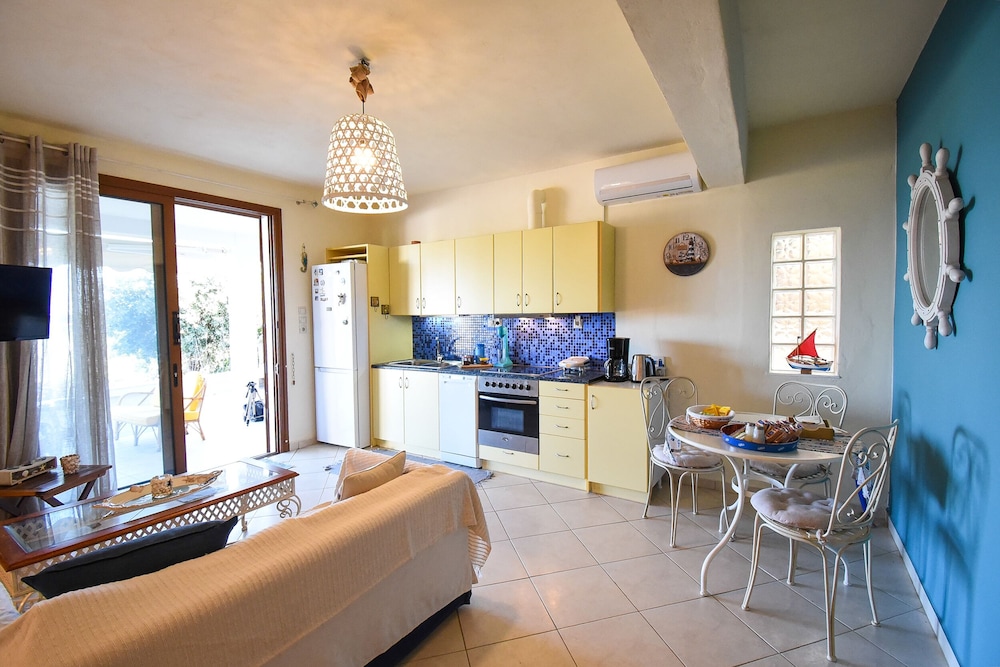 Comfort Apartment, 3 Bedrooms, Beach View photo 2
