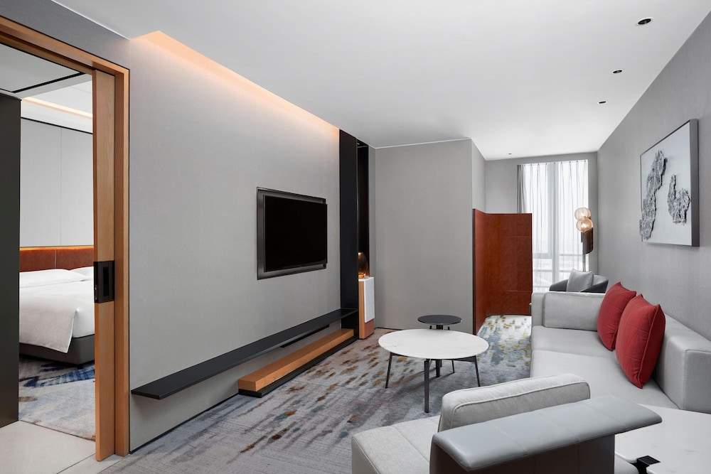 Suite, 1 King Bed - Photo 5