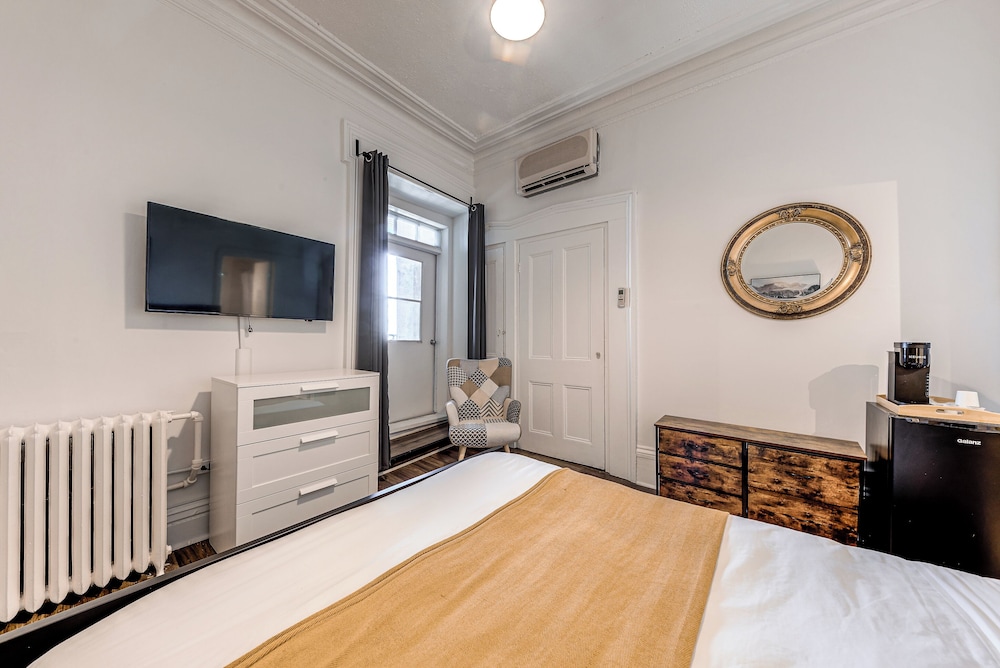 Standard Room, 1 Queen Bed, River View photo 3