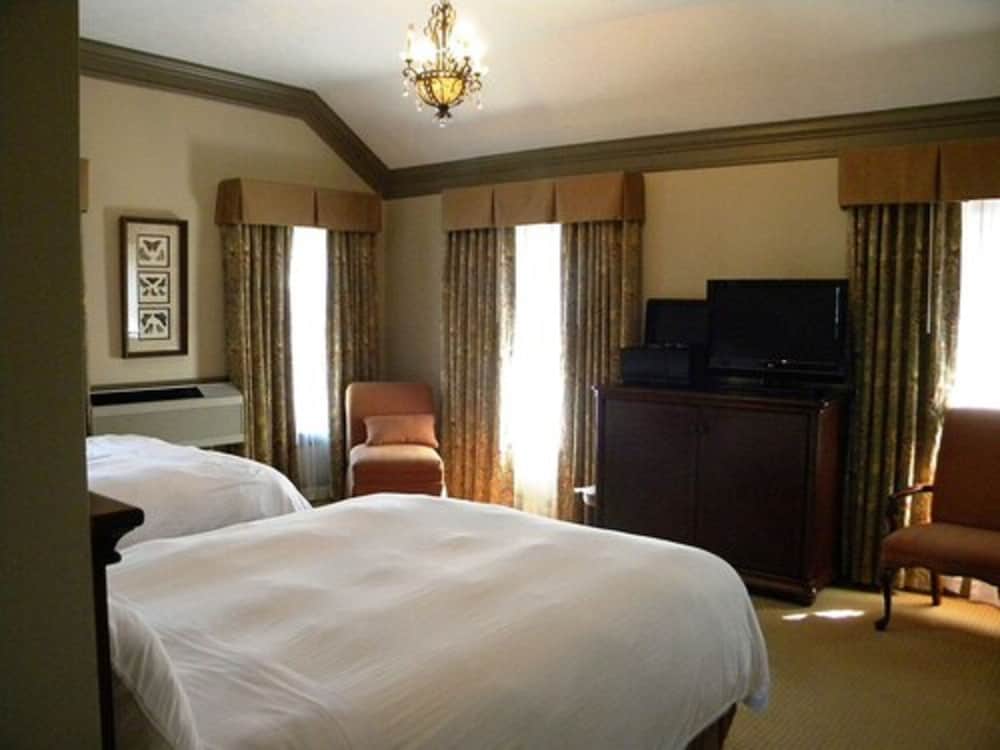 Basic Room, 2 Queen Beds photo 2