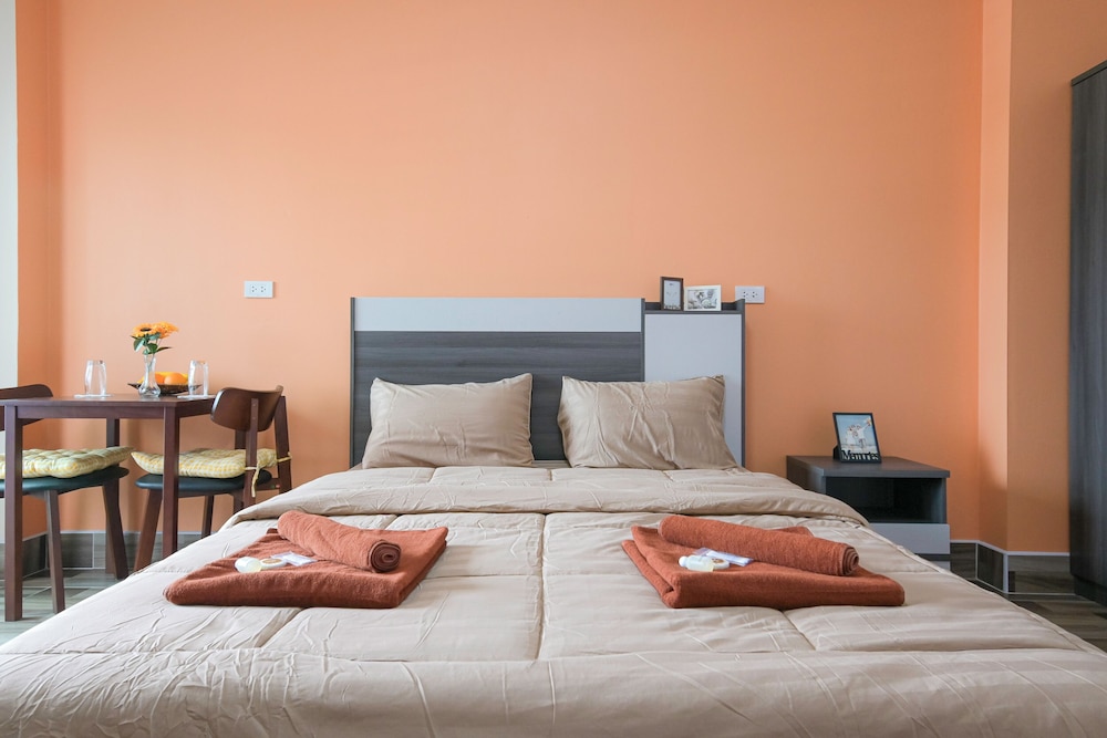 Deluxe King Room - Photo 8