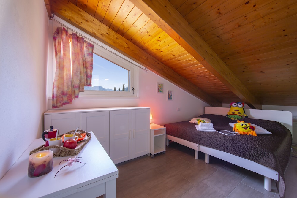 Family Apartment, Multiple Bedrooms, 2 Bathrooms, Mountainside (Como Lake Modern Apartment Ulivi)