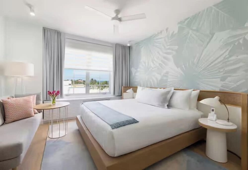 Standard Room, 1 King Bed, Partial Ocean View - Photo 3