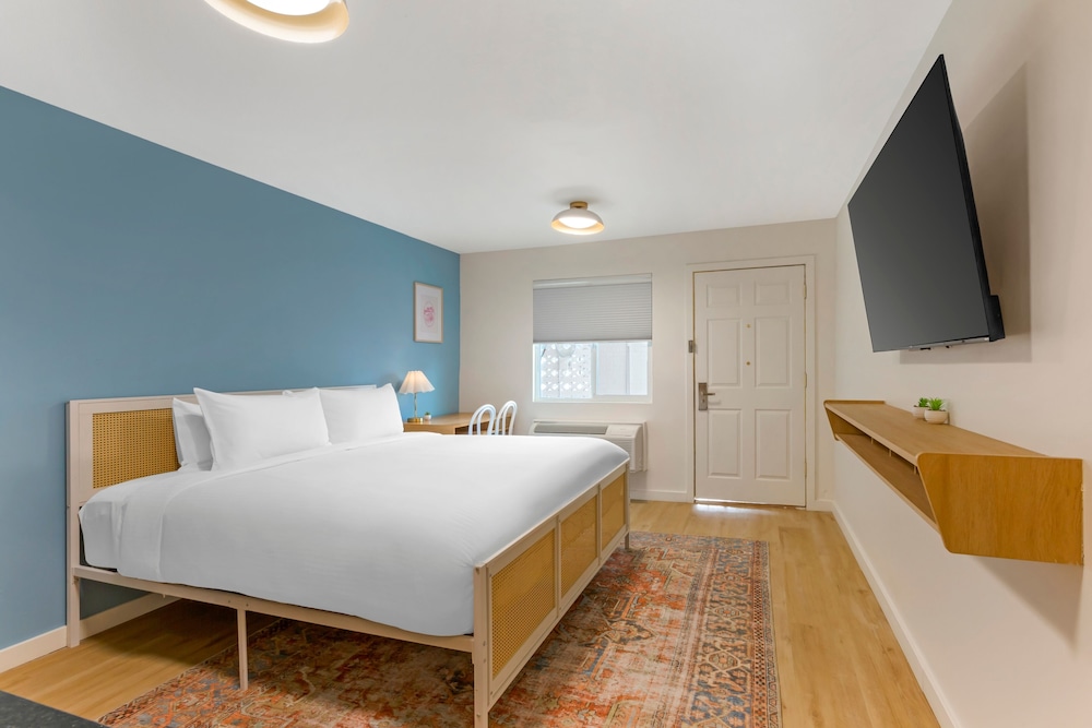 Standard Room, 1 King Bed, Accessible, Kitchenette photo 3