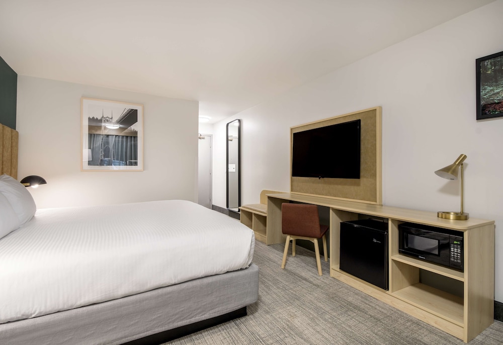 Suite, 1 King Bed, Balcony, Courtyard View - Photo 3