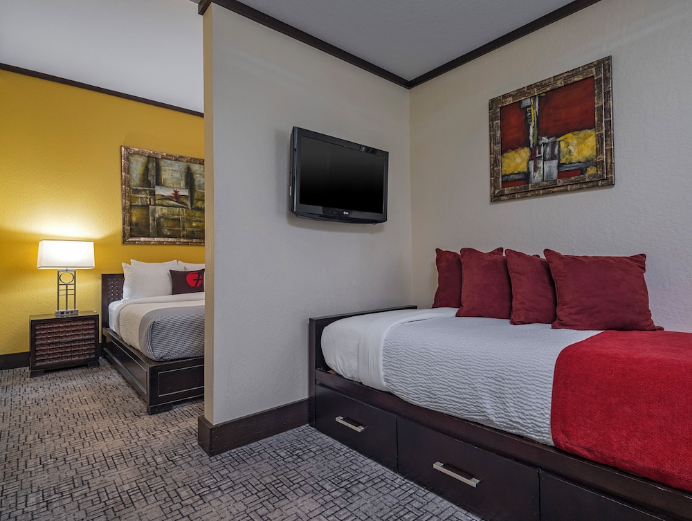 Deluxe Queen Room with a Twin Daybed - Photo 7